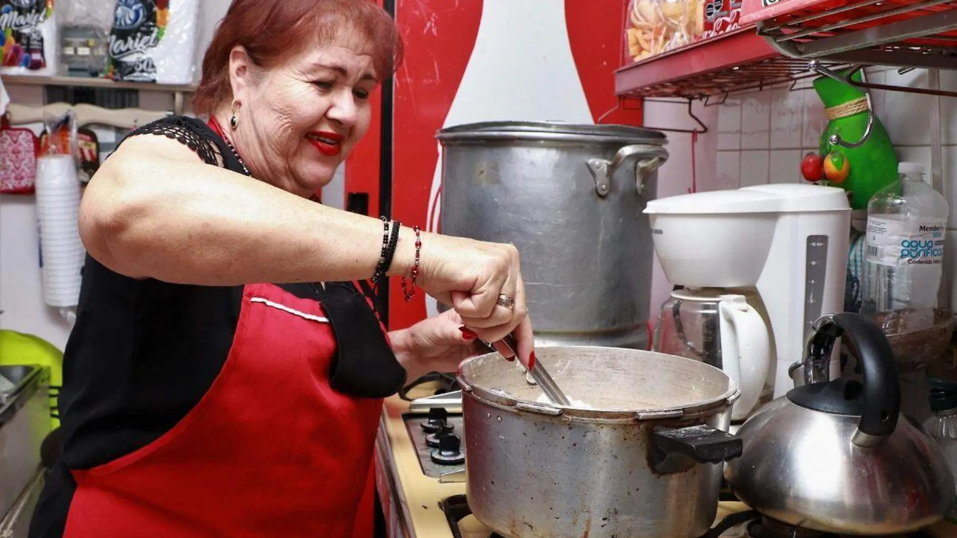 Leyda Molina tiene dos puestos en el Jardín Juárez, visítala y disfruta de su champurro